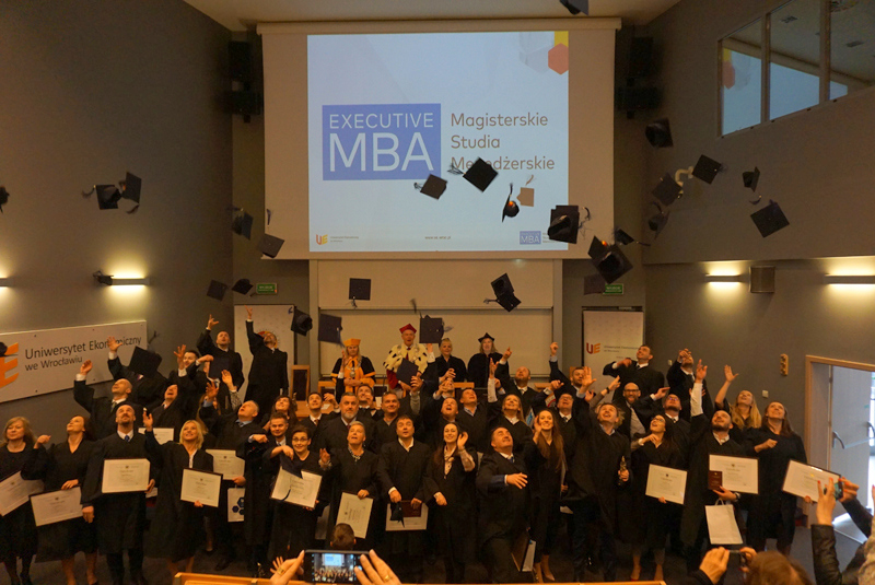 Absolwenci MBA (rocznik 2018) otrzymali dyplomy i certyfikaty