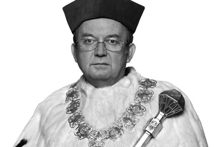 rektor-prof-zabinski-toga-czarno-biale_5d84b68e4ea887_38460068.jpg